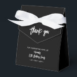 Ballotins Noir & Blanc | Merci de fête du 80e anniversaire<br><div class="desc">Remerciez vos invités avec ce ballotin de fête d'anniversaire personnalisé. Ce design est orné d'une brosse chic qui affiche "Merci" "Your name's 80th Birthday Party. Ce ballotin personnalisé apportera une touche personnelle à vos célébrations spéciales. Les invitations et les fournitures de fête correspondants sont disponibles dans ma boutique BaraBomDesign.</div>