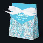 Ballotins Palmiers blancs sur Bleu Tente Style Party Favoris<br><div class="desc">Party Favor boîtes avec des frondes de palmier blanc sur un arrière - plan bleu. Parfait pour toute célébration, fête d'anniversaire, douche nuptiale, fête de fiançailles, fête de retraite, mariage et plus. Cliquez sur PERSONNALISER pour modifier la couleur de l'arrière - plan, les polices et ajouter un libellé. Voir les...</div>