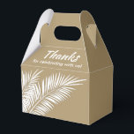 Ballotins Palmiers blancs sur Gold Gable Party Favoriser les<br><div class="desc">Party Favor boîtes avec des frondes de palmier blanc sur un arrière - plan d'or. Parfait pour toute célébration, fête d'anniversaire, douche nuptiale, fête de fiançailles, fête de retraite, mariage et plus. Cliquez sur PERSONNALISER pour modifier la couleur de l'arrière - plan, les polices et ajouter un libellé. Voir les...</div>