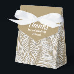 Ballotins Palmiers blancs sur Gold Tente Style Party Favoris<br><div class="desc">Party Favor boîtes avec des frondes de palmier blanc sur un arrière - plan d'or. Parfait pour toute célébration, fête d'anniversaire, douche nuptiale, fête de fiançailles, fête de retraite, mariage et plus. Cliquez sur PERSONNALISER pour modifier la couleur de l'arrière - plan, les polices et ajouter un libellé. Voir les...</div>