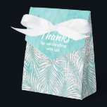 Ballotins Palmiers blancs sur Ocean Turquoise Party Favorise<br><div class="desc">Party Favor boîtes avec des frondes de palmier blanc sur un arrière - plan océanique turquoise. Parfait pour toute célébration, fête d'anniversaire, douche nuptiale, fête de fiançailles, fête de retraite, mariage et plus. Cliquez sur PERSONNALISER pour modifier la couleur de l'arrière - plan, les polices et ajouter un libellé. Voir...</div>
