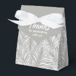 Ballotins Palmiers blancs sur Tente Argent Style Party Favor<br><div class="desc">Party Favor boîtes avec des frondes de palmier blanc sur un arrière - plan d'argent. Parfait pour toute célébration, fête d'anniversaire, douche nuptiale, fête de fiançailles, fête de retraite, mariage et plus. Cliquez sur PERSONNALISER pour modifier la couleur de l'arrière - plan, les polices et ajouter un libellé. Voir les...</div>