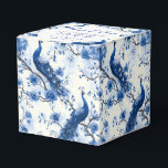 Ballotins Paon aquarelle de style chinoiserie bleu vintage f<br><div class="desc">Cette boîte à faveurs bleu chinoiserie français inspiré des vieux styles présente un paon à l'aquarelle détaillé, parfait pour les mariages et les événements spéciaux. Le design élégant permet d'inscrire les noms des mariés, la date du mariage et un message personnel, ce qui en fait un ajout élégant à votre...</div>
