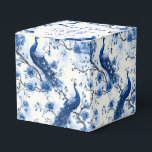 Ballotins Paon aquarelle vintage bleu français chinoiserie<br><div class="desc">Cette boîte à faveurs bleu chinoiserie français inspiré des vieux styles présente un paon à l'aquarelle détaillé, parfait pour les mariages et les événements spéciaux. Le design élégant permet d'inscrire les noms des mariés, la date du mariage et un message personnel, ce qui en fait un ajout élégant à votre...</div>