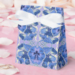 Ballotins Papier cadeau aux pensées vintage<br><div class="desc">Tout cadeau sera deux fois plus joli enveloppé dans ce papier cadeau aux pensées vintage. Les nuances de violet, de lavande et de bleu pervenche évoquent une autre époque où les choses allaient plus lentement et où les gens appréciaient les beaux-arts. L'attention portée aux détails est ce qu'elle verra lorsqu'il...</div>
