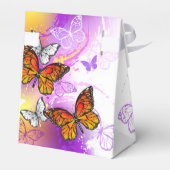 Ballotins Papillons Monarque sur Arrière - plan pourpre (Arrière)