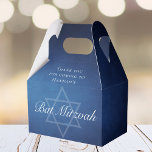 Ballotins Parti Bat mitzvah moderne Blue Star de David Custo<br><div class="desc">De belles nuances profondes de bleu foncé créent une texture comme de l'eau sur cette boîte de faveur de parti Bat mitzvah formel. Élégant script blanc minimaliste avec le nom de votre fille sur la subtile étoile de David pour une célébration juive.</div>