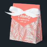 Ballotins Paumes blanches sur les boîtes de corail vivantes<br><div class="desc">Boîtes de cadeau avec les frondes blanches de paume sur (couleur de Panton'es de l'année 2019) un arrière - plan de corail vivant. Perfectionnez pour tous les célébration, fête d'anniversaire, douche nuptiale, partie de fiançailles, partie de retraite, mariage et plus. Cliquez sur la PERSONNALISER pour changer la couleur d'arrière -...</div>