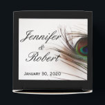 Ballotins Peacock Feather Glamor Wedding Favor Box<br><div class="desc">Ce magnifique et élégant design, appelé Peacock Feather Glamor Mariage, a un arrière - plan blanc avec une bordure noire en haut et en bas. Il y a une belle prune de plumes de queue paon à droite. Ce serait parfait pour votre mariage ou événement ! Cet ensemble contient des...</div>