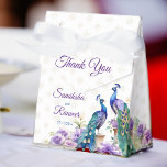 Ballotins Peacock fleurs violettes faveur de mariage indien<br><div class="desc">Modèle mariage indien Peacock et fleurs violettes aquarelle faveur boîte cadeau. Deux beaux paons fleurs de jasmin mauve glycine suspendus fleurs et guirlandes ballotins pour des soirées à thème violet paon</div>