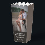 Ballotins Photo nouvellement mariée de Mariage Merci Balloti<br><div class="desc">Capturez l'essence de votre histoire d'amour avec d'élégantes invitations de mariage photo. Permettez à vos photos de parler des volumes et de donner le ton pour votre journée spéciale avec nos designs exquis. Cette belle Faire-part de mariage au design épuré et minimaliste, aux accents de calligraphie moderne, est parfaite pour...</div>