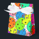 Ballotins Pickleball Party Confetti et Pickleball Ballons<br><div class="desc">Sac cadeau ballotin festive pour tout joueur de pickleball avec confettis colorés et ballons de pickleball sur un arrière - plan blanc. Bleu, rouge, vert vif, jaune, rose et violet ballons faits de boules de pickleball. Fête de fin de saison, félicitations, sac cadeau de tournoi ballotin pour votre maman, papa,...</div>