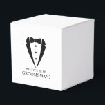 Ballotins Proposition de fabricant de costume Tuxedo noir<br><div class="desc">Rendre votre Mariage inoubliable - Ajoutez une touche personnelle à un ballotin de proposition de toiletteur avec une combinaison en tuxedo noir et une illustration de cravate avant, avec message de proposition dans une police serif classique.</div>