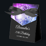 Ballotins Purple 70th Birthday Party 70's Disco Ball<br><div class="desc">Augmentez votre 70e anniversaire avec notre Ballotin Disco Ball 70th Birthday Party 70's Purple. Ce ballotin saisit l'essence de l'ère de la discothèque, ce qui en fait le choix idéal pour un billard à thème disco ou tout événement où vous voulez insuffler une touche de 'les années 70 magie. Dans...</div>