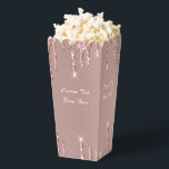 Ballotins Rose Gold Parties scintillant Nom de texte personn<br><div class="desc">Boîtes Popcorn avec Parties scintillant Rose Gold Blush Drips Custom Text Pink Modern - Ajouter votre texte unique ou supprimer du texte - Faites votre cadeau Boîte Popcorn - Redimensionnez et déplacez ou ajoutez du texte / des éléments avec l'outil Personnalisation. Conception par MIGNED. Choisissez la police / taille /...</div>