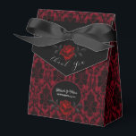Ballotins Rose gothique foncé Mariage Faveur Boxes<br><div class="desc">Le Design présente un damas rouge et noir et un rose rouge et sanglant. La police est dans un gris délicat, presque blanc, qui contraste avec l'arrière - plan sombre. Au fond, une rose rouge saignante donne une touche mystérieuse et un peu sombre. Le rose symbolise l'amour et la passion...</div>