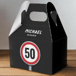 Ballotins Signal routier limite de vitesse avec anniversaire<br><div class="desc">Customisez votre âge pour la parfaite fête d'anniversaire des voitures et des conducteurs à thème. Panneau rouge rond de vitesse de circulation avec un style graphique moderne. Veuillez vérifier la collection correspondante pour COORDONNER LES ARTICLES. Oeuvres originales de PUPSIKU STUDIO. Produit 100% unique</div>