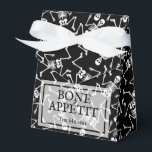 Ballotins Skeletons sur Halloween noir<br><div class="desc">Skeletons sur un arrière - plan noir et votre message en lettrage chic sur le devant,  vous vous amuserez avec ces boîtes de fermeture style ruban style soirée de style tentes pour les fêtes d'Halloween,  mariages et plus. CORRESPONDRE des articles dans notre magasin.</div>