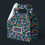 Ballotins Sucre de canne personnalisé et boîtes cadeaux Holl<br><div class="desc">Faites votre cadeau de vacances extra spécial avec ce sucre de canne personnalisé et boîte cadeau de Noël de la baie sainte. Cette boîte à cadeaux robuste est parfaite pour emballer de petits cadeaux, gâteries ou faveurs festives, avec un design festif de sucres de canne, de feuilles saints, de baies...</div>