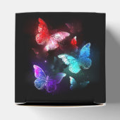 Ballotins Trois papillons brillants sur l'arrière - plan de  (Haut)