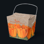 Ballotins Tulipes orange sur boîtes de faveur de style à emp<br><div class="desc">Des bouquets de tulipes orange entourent une boîte de faveur de fête de style à emporter en papier kraft. Personnalisez le devant (ou n'importe où vous le souhaitez) avec votre texte ou supprimez-le si vous ne le souhaitez pas. Cliquez sur le bouton PERSONNALISER pour CHANGER les polices et les couleurs...</div>