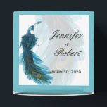 Ballotins Turquoise bleu Peacock Plume Wedding Favor Box<br><div class="desc">Cette belle et élégante conception, appelée Turquoise Blue Peacock Plume Mariage, a un arrière - plan blanc éclatant avec une bordure turquoise. Dans l'arrière - plan est une plume de queue paon pâle avec une illustration complète de paon dans le coin inférieur droit. Ce serait parfait pour votre mariage ou...</div>