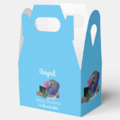 Ballotins Un requin drôle en regardant la bande dessinée de  (Ouvert)