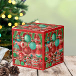 Ballotins Vacances traditionnelles Red Green Plat<br><div class="desc">Améliorez vos fêtes de vacances avec le design "traditionnel des vacances rouges et vertes", parfait pour ajouter une touche festive à votre maison et vos cadeaux. Ce design classique présente des ornements magnifiquement illustrés contre un arrière - plan de plaid intemporel, ce qui en fait l'idéal pour envelopper du papier,...</div>