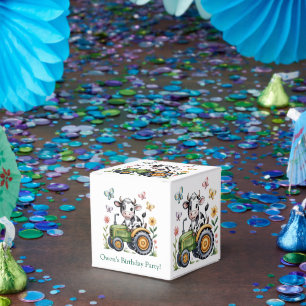 Ballotins Vache mignonne sur tracteur pour fête d'anniversai