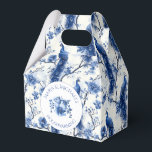 Ballotins Vintage bleu français Chinoiserie Peacock Mariage<br><div class="desc">Boîte cadeau | Emballage Mariage Élégant. Cette boîte cadeau Peacock, de couleur bleu vintage, est conçue avec des éléments floraux bleus Delft inspirés du décor des fermes françaises. Doté de branches fleuries complexes, de fleurs à la traîne et de paons bleus, ce coffret convient aux mariages, aux anniversaires ou à...</div>