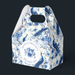 Ballotins Vintage bleu français Chinoiserie Peacock Mariage<br><div class="desc">boîte cadeau. | Emballage Mariage Élégant. Cette vintage Chinoiserie Peacock ballotin est décorée de motifs floraux bleus Delft. Avec d'élégantes branches florales, des fleurs à la traîne et des paons bleus, cette boîte est parfaite pour les mariages, les anniversaires ou toute occasion spéciale. Remplissez les champs de texte pour personnaliser...</div>