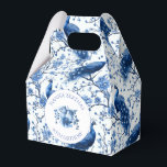 Ballotins Vintage Blue Français Chinoiserie Peacock Floral<br><div class="desc">Boîte cadeau | Emballage d'anniversaire sophistiqué. Cette boîte cadeau Peacock, de couleur bleue vintage, est décorée dans un style floral bleu Delft inspiré du décor de ferme français. Avec d'élégantes branches florales, des fleurs à la traîne et des paons bleus, cette boîte est parfaite pour un anniversaire sophistiqué ou toute...</div>