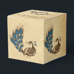 Ballotins Vintage Peacock Monogramme Mariage Favor Box<br><div class="desc">Cette belle conception, appelée Vintage Peacock Monogram Mariage, a un design d'inspiration assez vintage. L'arrière - plan est une crème foncée avec de petites taches. Sur l'avant de l'invitation, il y a un stylo dessiné à la main et un croquis d'encre d'un médaillon rond accentué de motifs de feuilles florales...</div>