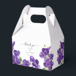 Ballotins Violettes profondes aiment la boîte<br><div class="desc">Améliorez vos cadeaux de mariage avec la boîte-cadeau Deep Purple Violets Small Gable. Cette boîte élégante et sophistiquée présente un design moderne orné de violettes bohèmes à l'aquarelle violet foncé, créant une présentation luxueuse pour vos cadeaux. Idéale pour contenir de petites friandises ou des souvenirs, cette boîte personnalisable ajoute une...</div>