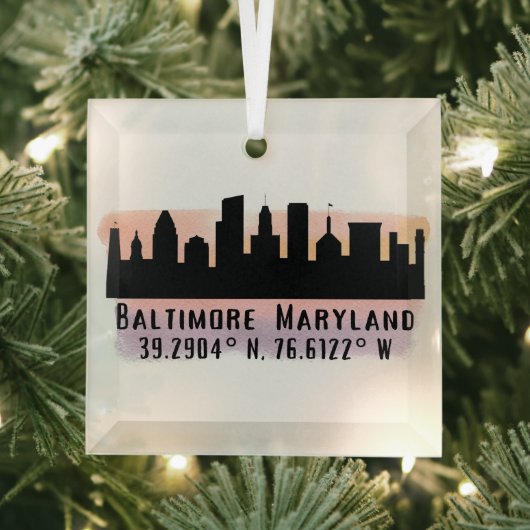 Baltimore Skyline Latitude en Lengtegraad Glas Ornament (Insitu)