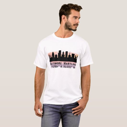 Baltimore Skyline Latitude en Lengtegraad T-shirt (Voorkant volledig)