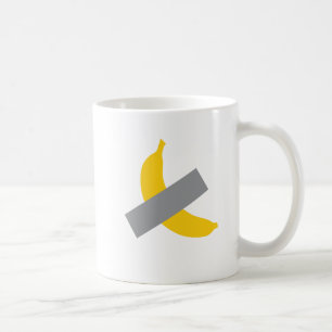 Banane jaune avec mug de café enrubanné de ruban a
