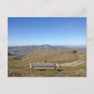 Banc dans la carte postale Sky Mountain View