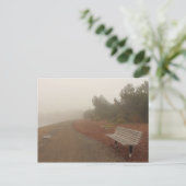 Banc de parc dans la carte postale de brouillard (Debout devant)