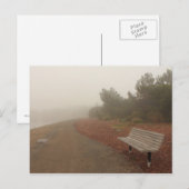 Banc de parc dans la carte postale de brouillard (Devant / Derrière)