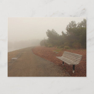 Banc de parc dans la carte postale de brouillard