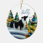 Band-collie in wintersneeuwbos kerstboom keramisch ornament (Links)