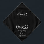 Bandana Devine qui va être un grand chien noir soeur<br><div class="desc">Bandana blanc, avec mignon, drôle, faire-part texte... Devinez qui va être une grande soeur ? Parce que votre animal fait aussi partie de la famille ! Parfait pour votre annonce d'un nouvel animal de compagnie ou bébé! La couleur arrière - plan est personnalisable à n'importe quelle couleur que vous désirez,...</div>