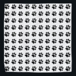 Bandana Empreintes de pattes en blanc et noir<br><div class="desc">Empreintes de pattes en Blanc et Noir - simple mais bon pour un amoureux des animaux! Ou pour votre animal de compagnie !</div>