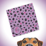 Bandana Empreintes de pattes et coeurs motif Lilac Nom du<br><div class="desc">Bandana mignonne avec empreintes de pattes noirs et coeurs roses motif sur violet violet violet violet. Magnifique accessoire pour chiens et propriétaires de chiens :) ・ Personnalisez-le avec le nom et le monogramme de l'animal, supprimez le texte ou la personnaliser - modifiez les polices, les couleurs, redimensionnez/déplacez/supprimez des éléments, ajoutez...</div>