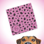 Bandana Empreintes de pattes et coeurs motif Pink Nom du m<br><div class="desc">Bandana mignonne avec des empreintes de pattes noirs et des coeurs roses motif sur la couleur rose. Magnifique accessoire pour chiens et propriétaires de chiens :) ・ Personnalisez-le avec le nom et le monogramme de l'animal, supprimez le texte ou la personnaliser - modifiez les polices, les couleurs, redimensionnez/déplacez/supprimez des éléments,...</div>