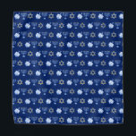 Bandana Hanoukka Blue Menorah Dreidel Motif Chanukah<br><div class="desc">Cool Hanoukka bandana en assez bleu avec un motif cool de la star du judaïsme,  rêvait pour les jeux de Chanukah amusants,  et la menorah juive pour la fête.</div>