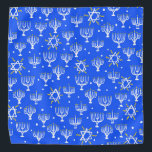 Bandana Menorah Star de David Hanoukka Motif Bleu blanc<br><div class="desc">Profitez de ce motif fantaisiste sur ce bandana coloré. Vous pouvez toujours ajouter votre propre texte. Faites-moi savoir si vous voulez quelque chose fait sur mesure. Si vous l'achetez,  merci ! N'oubliez pas de partager une photo sur Instagram de celle-ci en action et de m'étiqueter @shoshannahscribbles :)</div>