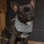 Bandana Nom de l'animal de compagnie Houndstooth Petit Car<br><div class="desc">Imprimé d'un côté, bandana motif en pied noir et blanc avec le nom de l'animal sur une bande noire. Deux tailles disponibles : 18"x18" (enfants, petits chiens) et 22"x22" (adultes, grands chiens). Modifiez facilement le nom à l'aide du Modèle fourni. Tissu léger qui respire bien et sèche rapidement. 100% filé...</div>