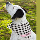 Bandana Nom rose personnalisé sur Buffalo Check Plaid Band<br><div class="desc">Imprimé sur un côté, le bison noir et blanc coche le bandana motif plaid avec le nom du chien sur une bande rose. Deux tailles disponibles : 18"x18" (enfants, petits chiens) et 22"x22" (adultes, grands chiens). Modifiez facilement le nom à l'aide du Modèle fourni. Tissu léger qui respire bien et...</div>